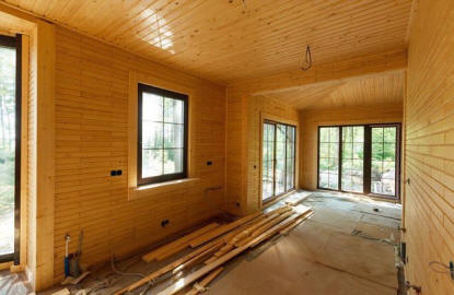 Интерьер дома из деревянных кирпичей.